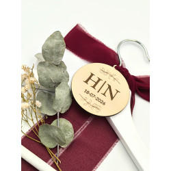 Percha boda con iniciales