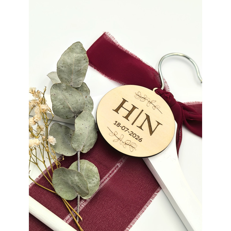 Percha boda con iniciales