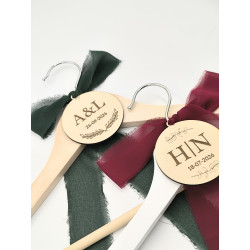 Percha boda con iniciales